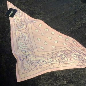 PRETTY LITTLE THING BANDANNA TIE CROP